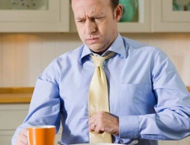 4 στους 10 Έλληνες υποφέρουν από γαστροοισοφαγική παλινδρόμηση- Τι να προσέξετε εν όψει εορτών